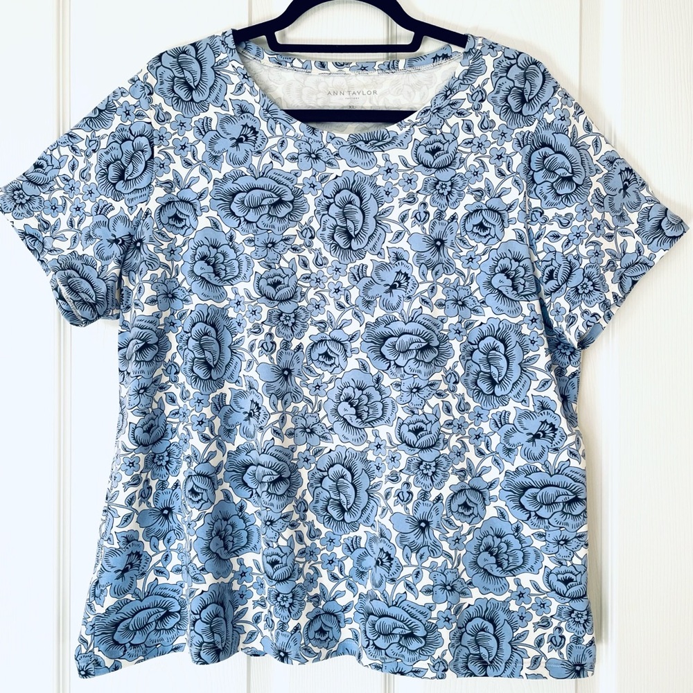 💙 Ann Taylor |  Blue & White Floral Short-Sleeve Top | Size XL
